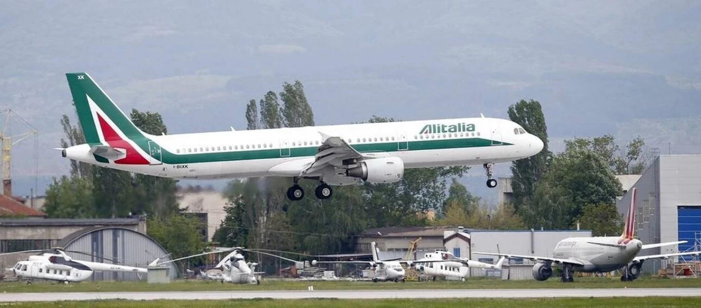  Η Alitalia έκλεισε και οι πρώην αεροσυνοδοί διαμαρτύρονται φορώντας μόνο τα κομπινεζόν τους (βίντεο)